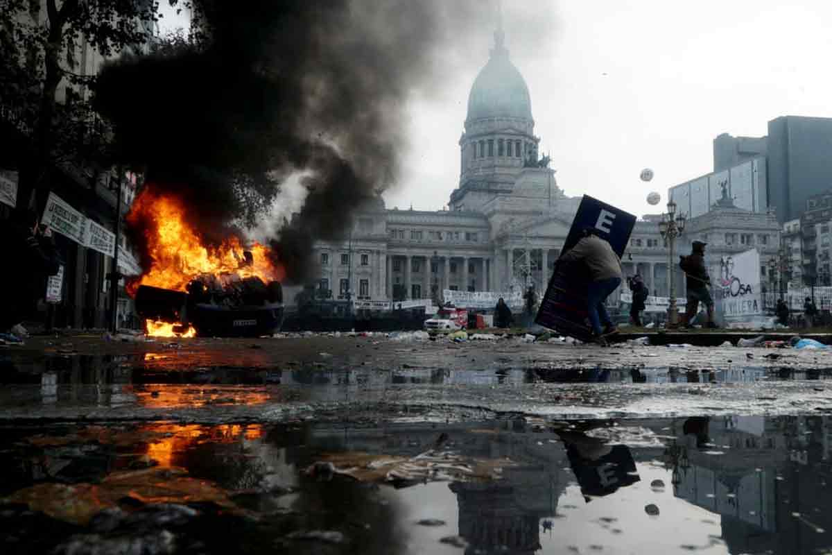 Desalojan y reprimen a manifestantes mientras el Senado debate la Ley Bases