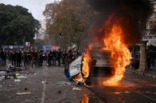 Exigen investigar por qué no fue extinguido el incendio del auto de Cadena 3 en Plaza Congreso