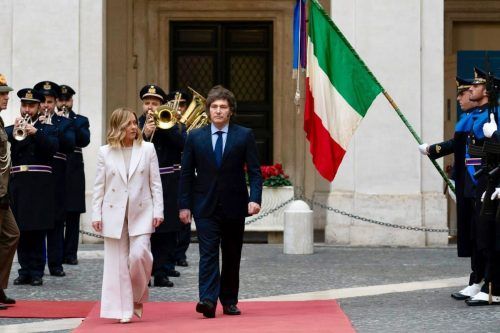 Milei en Italia: risas con Meloni, abrazo con el Papa y charlas informales en la recepción del G7