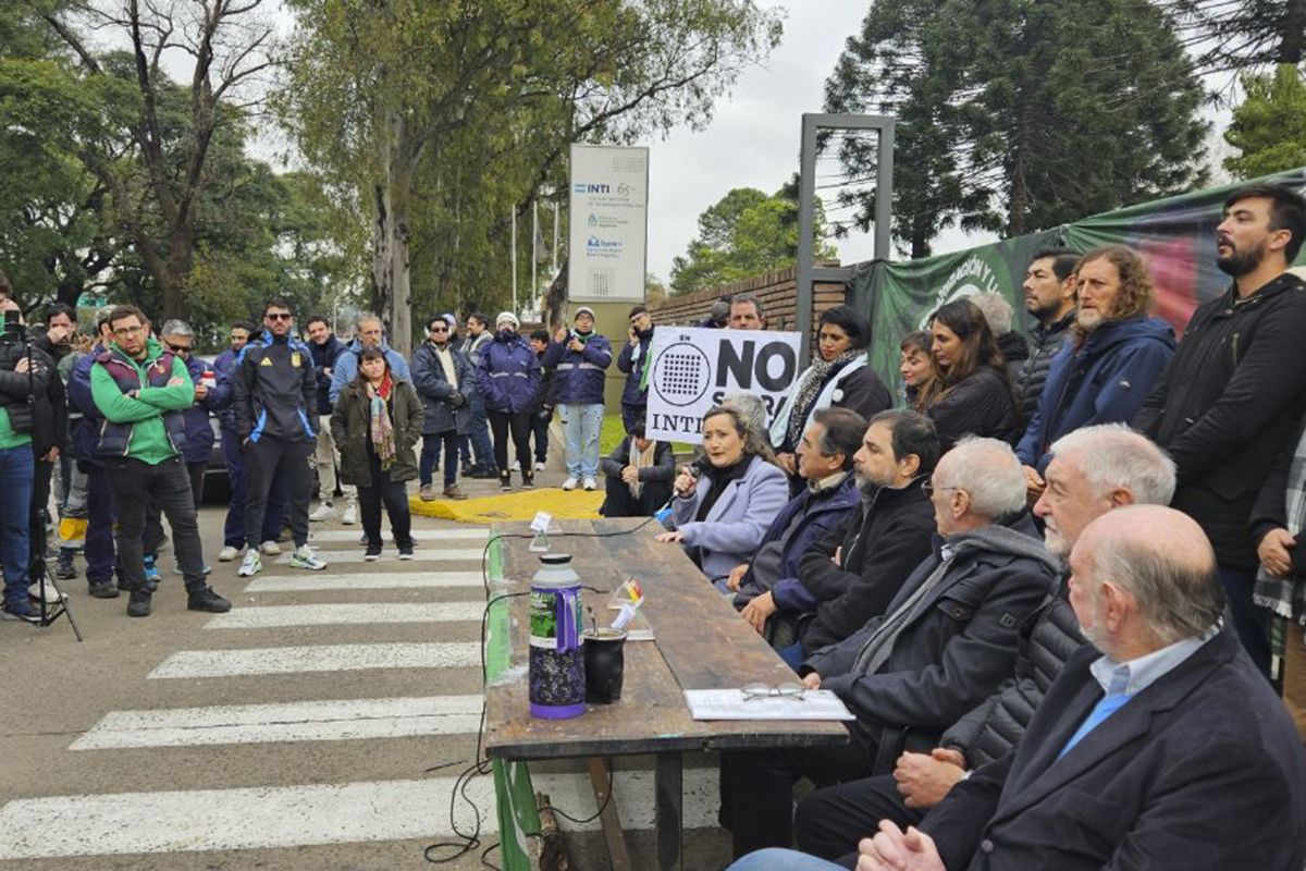 Desalojaron y reprimieron a trabajadores del INTI tras una protesta contra despidos y cierres de sedes