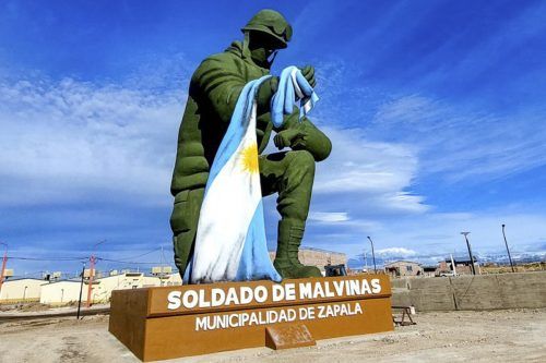 Honrando a los Héroes de Malvinas: un monumento que une generaciones en Zapala