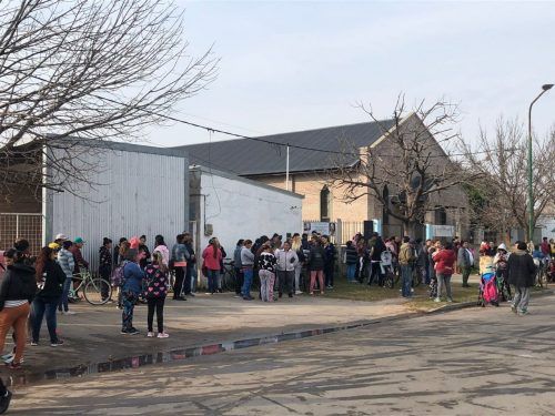 Improvisación y desesperación en Rosario: filas frente a locales que reparten la leche retenida