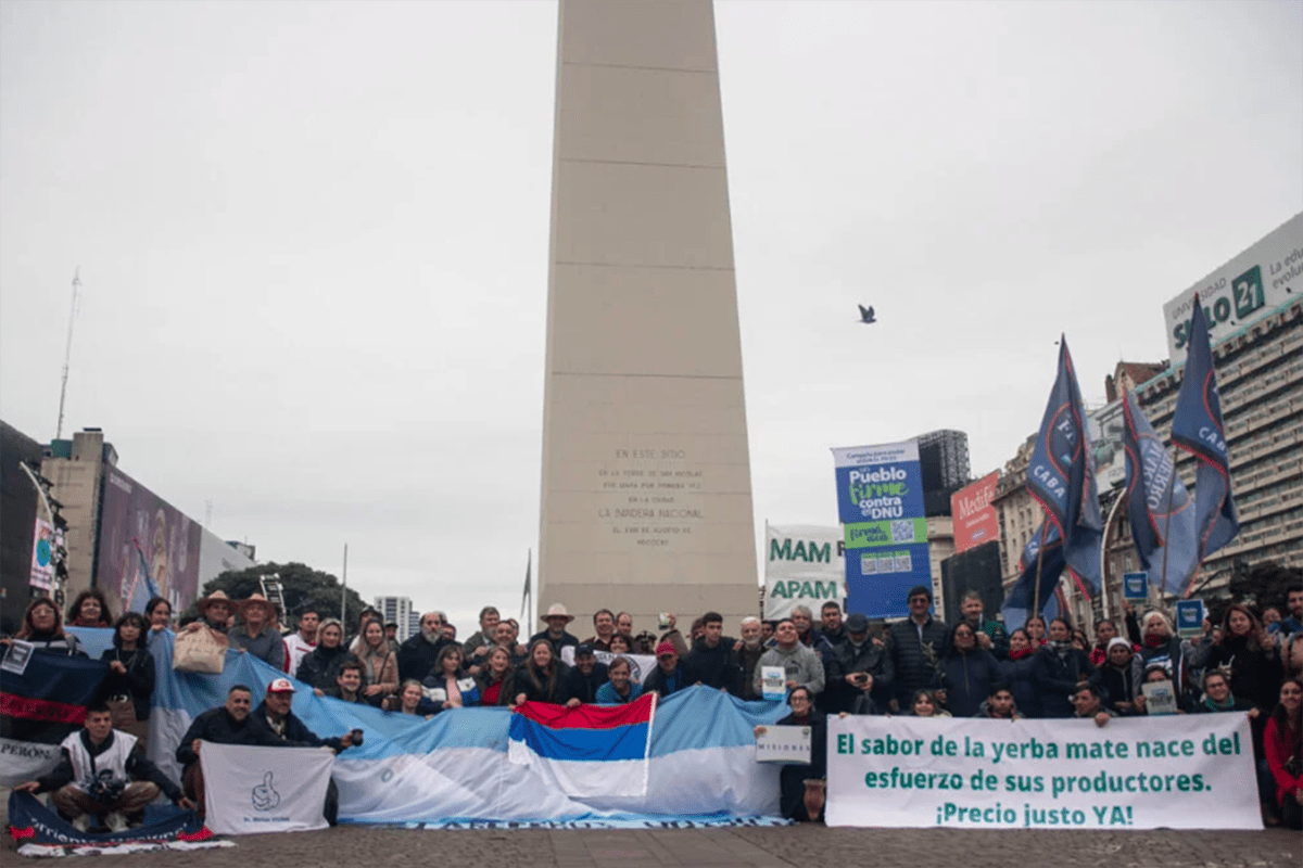 Productores de yerba mate de Misiones hicieron una mateada de protesta en el Obelisco