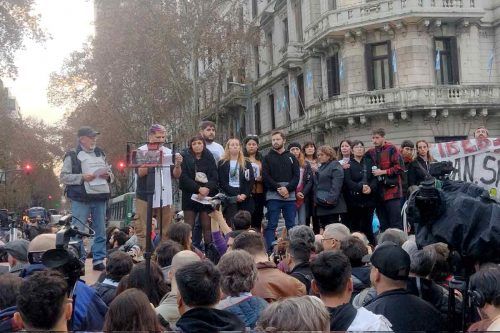 Oposición a la represión: masiva manifestación en Plaza de Mayo por los detenidos en la protesta por la Ley Bases