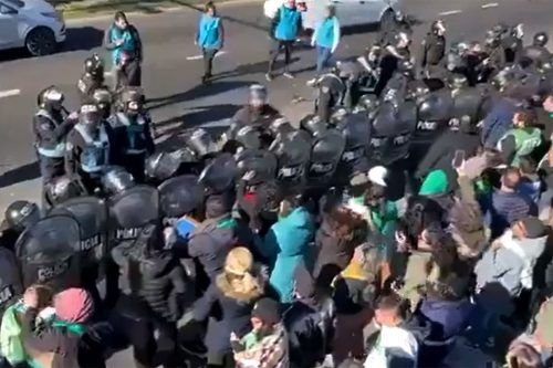 Casi 300 despidos en el INTI: paro, protesta y desalojo policial