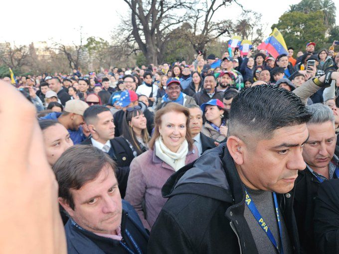 Diana Mondino y Kamala Harris le respiran en la nuca al chavismo