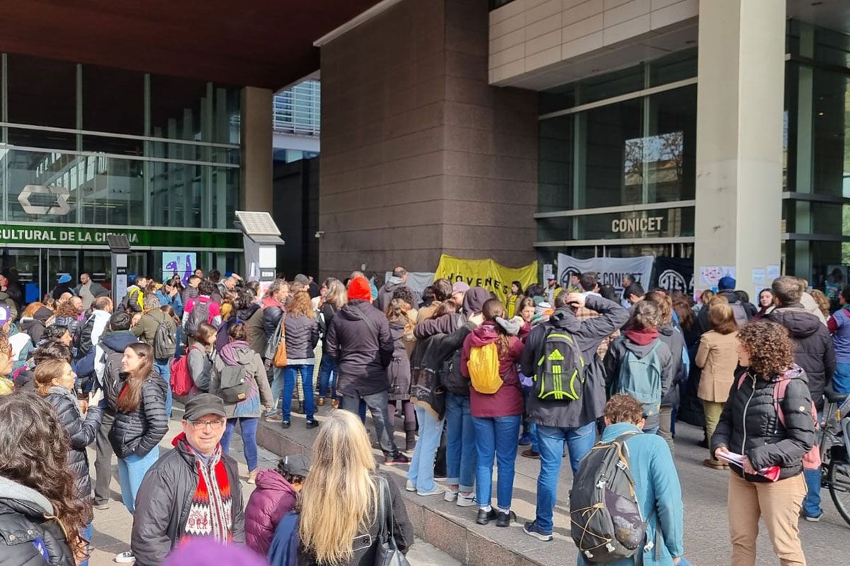 Protesta frente al ex Ministerio de Ciencia: hay 955 investigadores que se quedan sin beca