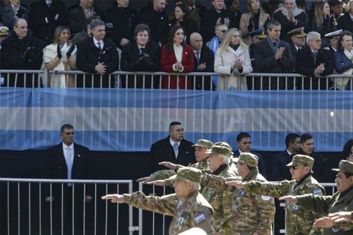 El desfile militar de Milei incluyó a tres acusados de torturas a soldados en Malvinas