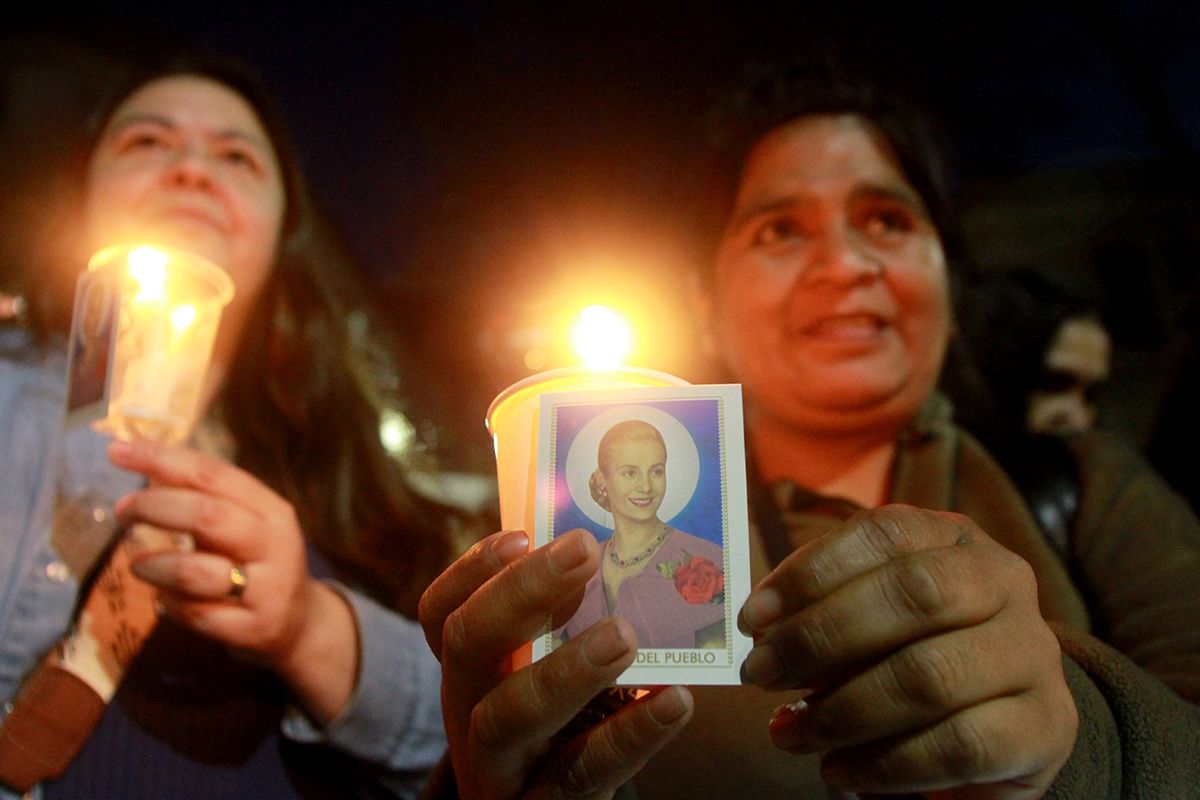 Imposible apagar tanto fuego: voces en la marcha de antorchas por Evita