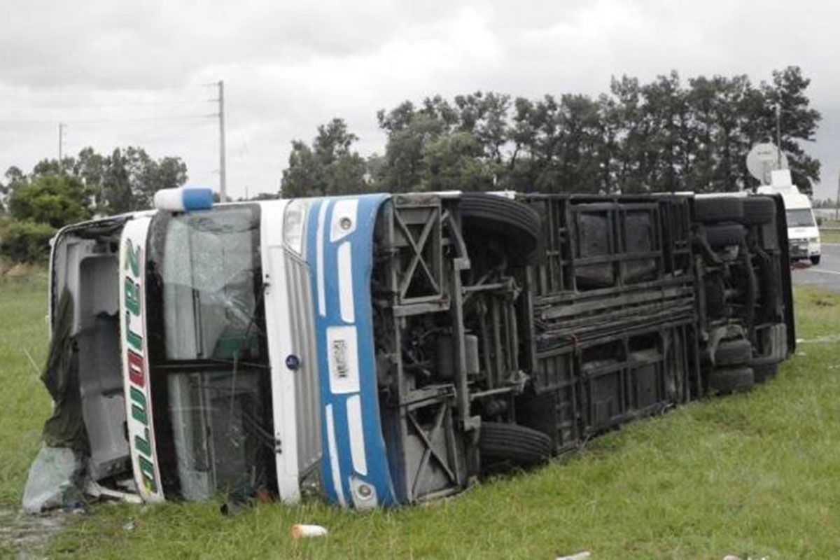 Volcó un micro en la ruta 2 camino a Villa Gesell y hay 9 heridos