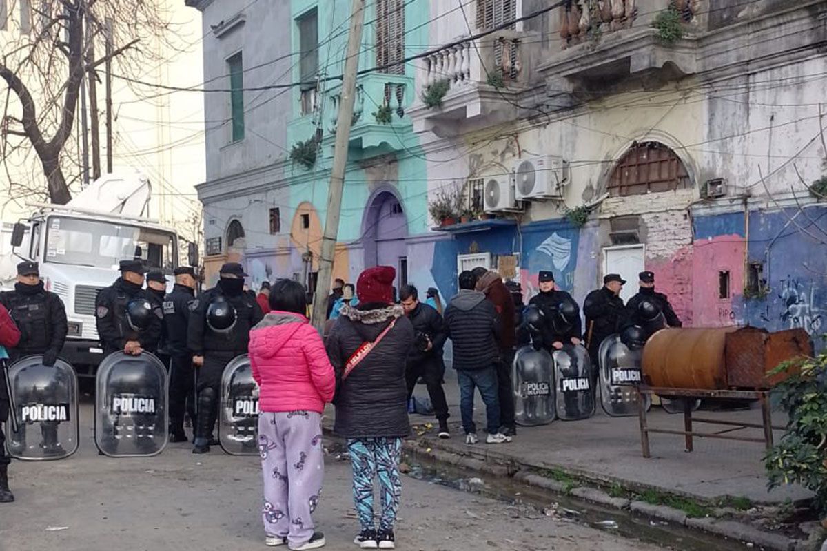 En medio de una nueva ola de frío la Ciudad desaloja a veinte familias de La Boca sin orden judicial