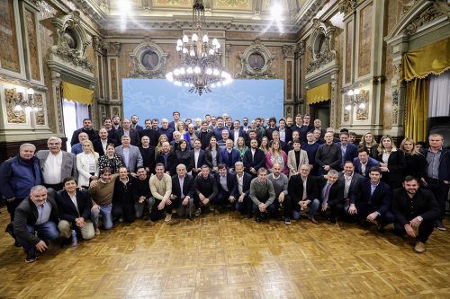 Kicillof entregó fondos a intendentes: «Hay intento de asfixia a la Provincia,  pero cumplimos los compromisos»