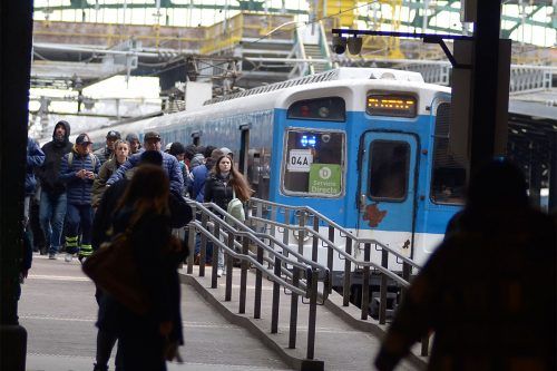 Menos frecuencias, demoras y cancelaciones: los trenes sufren el ajuste y la posible privatización