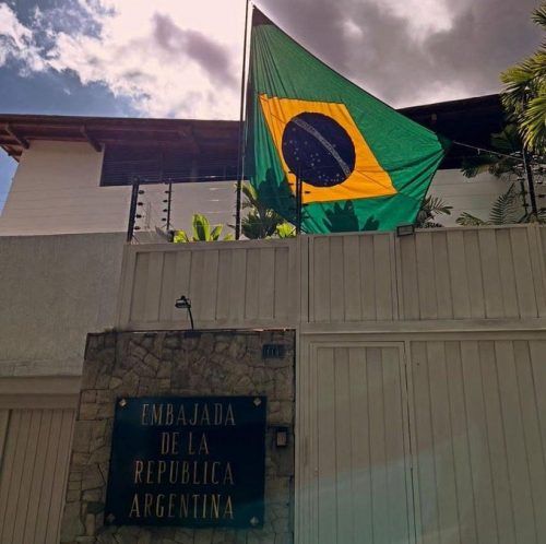 Inédito: la bandera de Brasil flamea en la embajada argentina en Venezuela tras asumir la representación diplomática