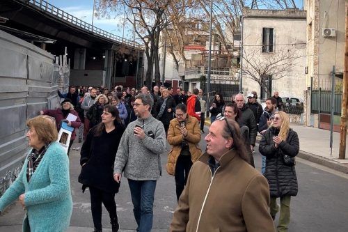 Vecinos de Flores denuncian que el Gobierno de la Ciudad montó una cárcel ilegal bajo la autopista