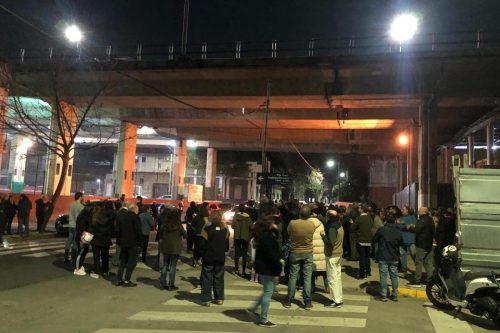 Se profundiza el rechazo a “la cárcel ilegal” que el Gobierno de la Ciudad instaló bajo la autopista en Flores