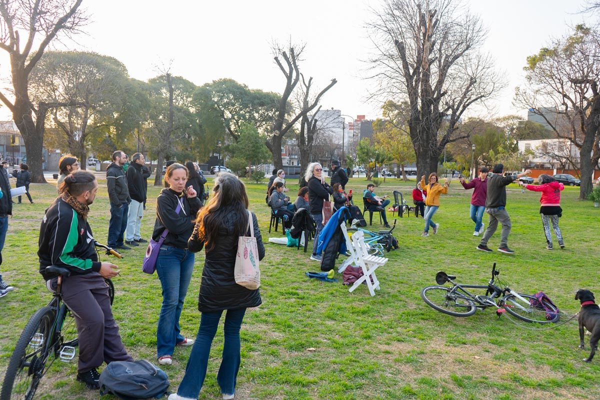 Se intensifica el reclamo de vecinos para que el Parque Uriburu deje de ser usado como depósito de una empresa