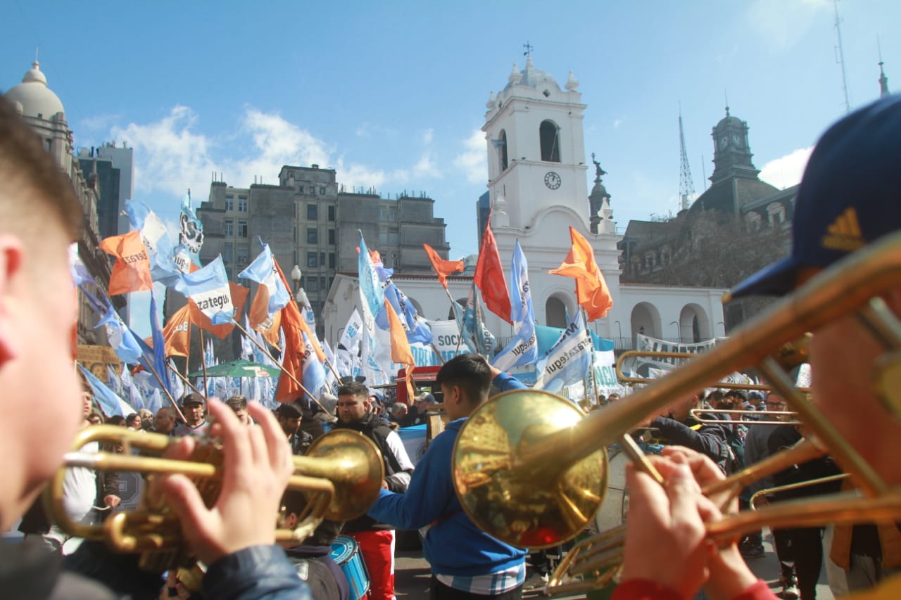 San Cayetano: movimientos sociales y sindicatos marcharon y responsabilizaron a Milei por el hambre y el desempleo