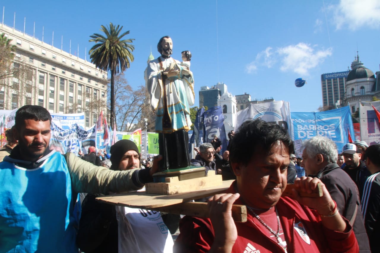 San Cayetano en la Argentina de Milei: crónica de la marcha bendita por Pan, Paz, Tierra, Techo y Trabajo