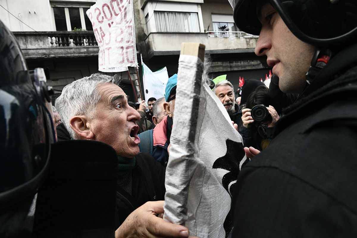 La Policía Federal reprimió jubilados frente al Congreso por protestar contra el veto de Milei