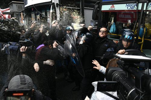 «De pegarle a un jubilado no se vuelve»: fuerte reacción de la oposición por la represión en Congreso