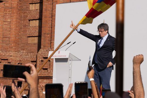 Puigdemont volvió, huyó, no lo pescaron y armó un lío bárbaro