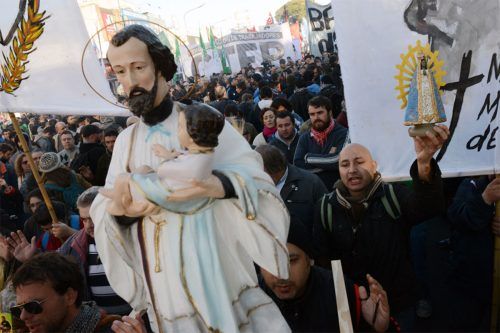 «Paz, Pan, Tierra, Techo y Trabajo»: la CGT y los movimientos sociales marchan por San Cayetano contra las políticas de Milei