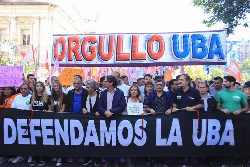 Docentes y no docentes universitarios rechazaron la magra oferta salarial del Gobierno y sigue el paro