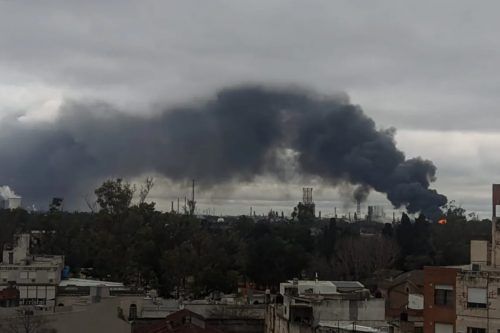 Gran incendio en la refinería de YPF en Ensenada