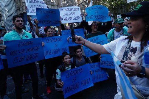 El salario real de los trabajadores universitarios perdió más que ningún otro