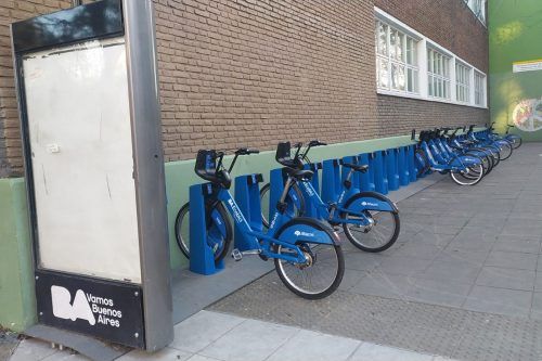 La Ciudad montó una estación de «Eco bicis» en la puerta de una escuela pública