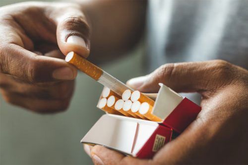 La guerra de precios entre las marcas más baratas de cigarrillos perjudica la salud de la población