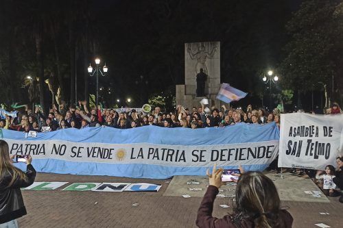 Abrazo simbólico a Parque Lezama: vecinos de la zona sur de la Ciudad rechazaron el acto partidario de Milei