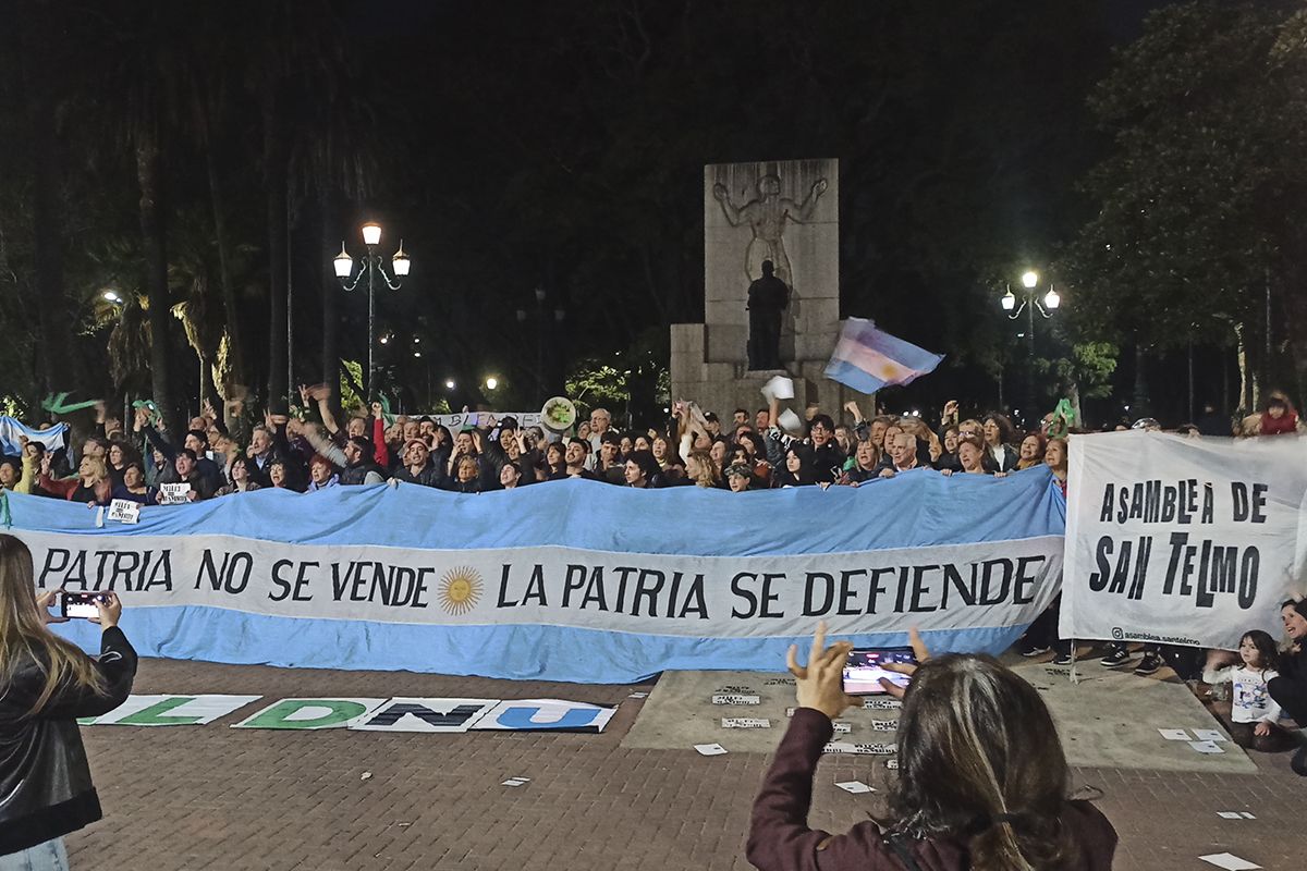 Abrazo simbólico a Parque Lezama: vecinos de la zona sur de la Ciudad rechazaron el acto partidario de Milei