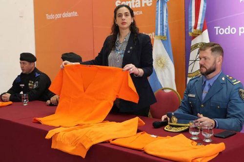 Tras 41 años, vuelve el uniforme a las cárceles: presos de alto perfil de Santa Fe usarán el color naranja