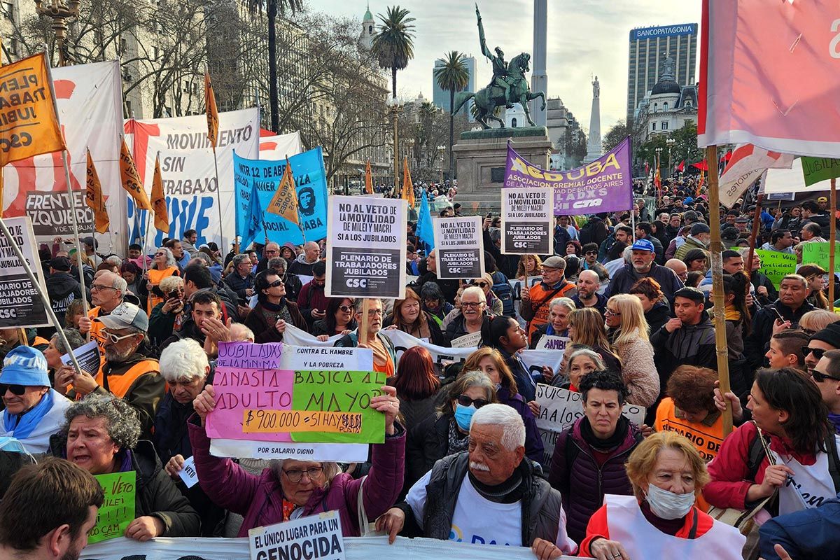 Jubilados vuelven a marchar desde el Congreso a Plaza de Mayo contra el veto de Milei