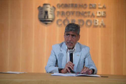 Más detenciones de funcionarios policiales jaquean al ministro de Seguridad de Córdoba