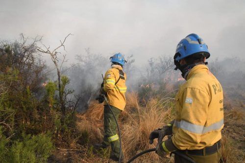 El fuego amenaza un parque nacional en Córdoba y crecen los cruces políticos en la provincia