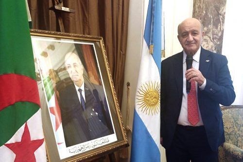 Embajador Lofti Sebouai: «Argelia rinde homenaje a los amigos extranjeros de la revolucion»