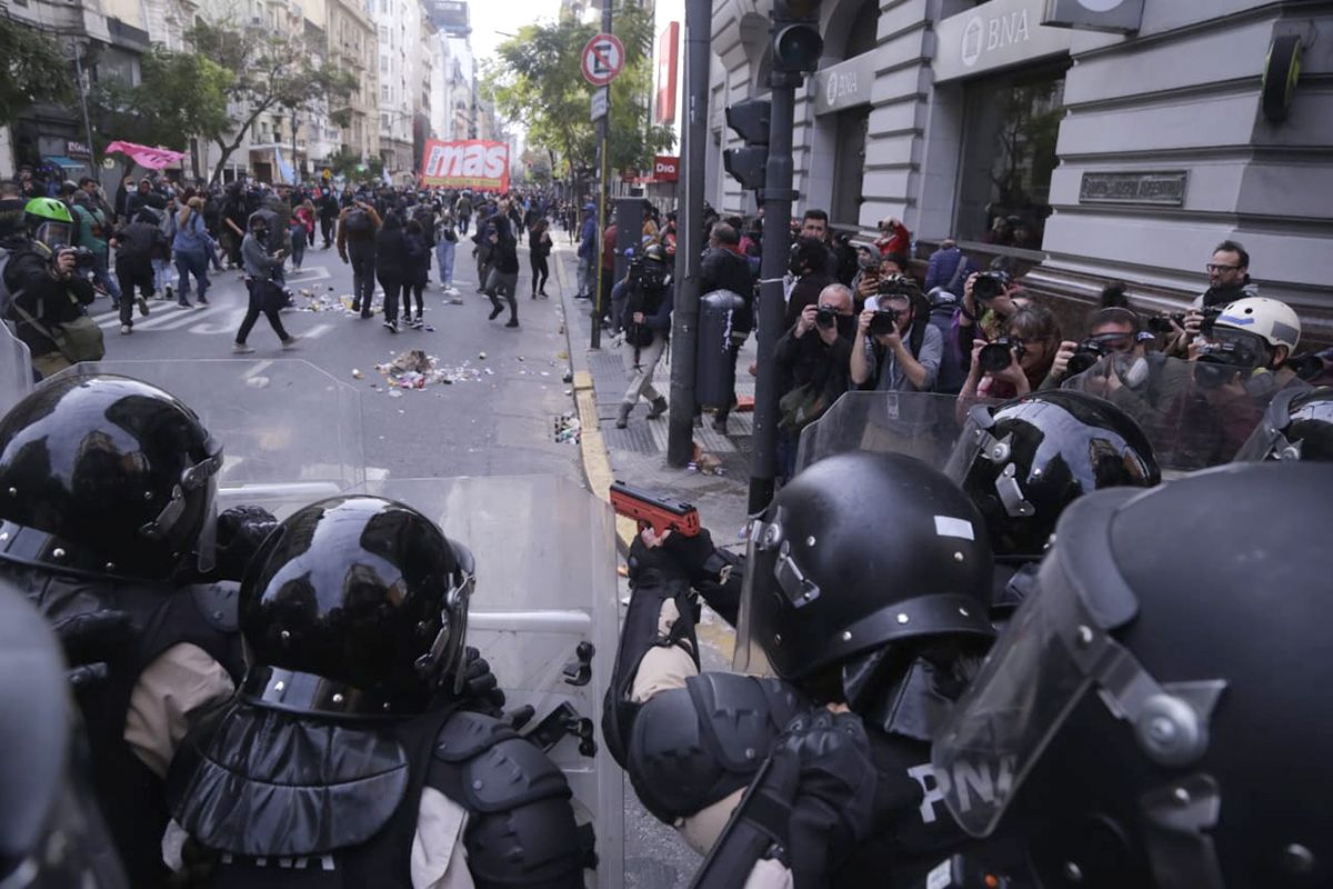 Reprimieron a jubilados frente al Congreso tras la ratificación del veto de Milei