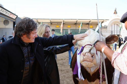 Milei confirmó el veto al financiamiento universitario y se mostró junto a la Sociedad Rural