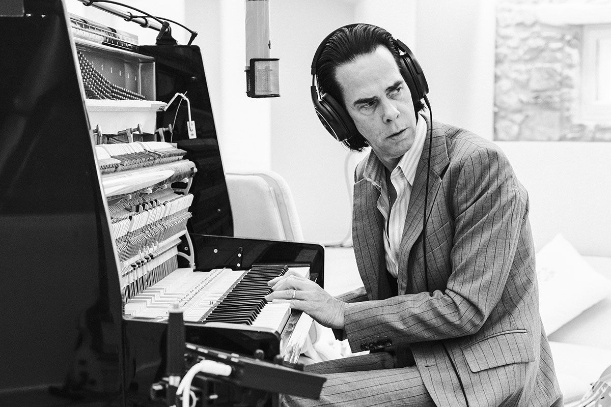 Nick Cave trasciende su vía crucis y encuentra la luz de la redención