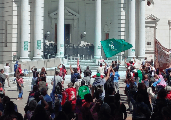 En medio de enfrentamientos con manifestantes, la Legislatura de Santa Fe aprobó la reforma previsional