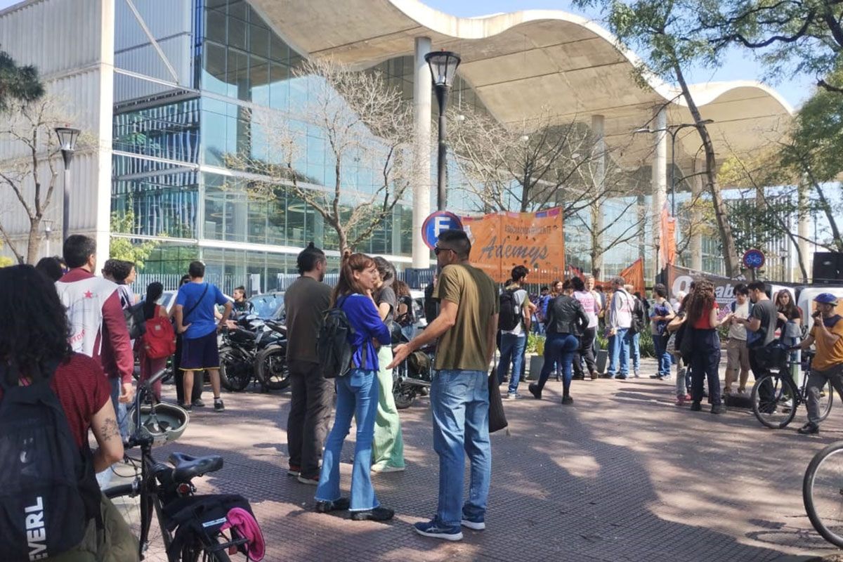 Conflicto por la reforma educativa en la Ciudad: docentes realizan paro y movilización a la sede del gobierno