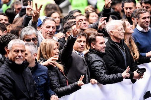 Kicillof marchó al Congreso: «Lo que vetó Milei equivale a los impuestos que le perdonó a los más ricos»