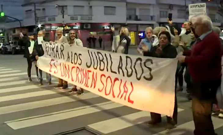 A pocos metros del banquete de Olivos, los jubilados volvieron a repudiar el veto de Milei y sus «héroes»