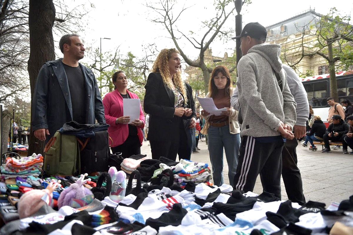 Con acuerdo con los manteros, avanza el plan de Alak para reconvertir la venta ambulante en La Plata