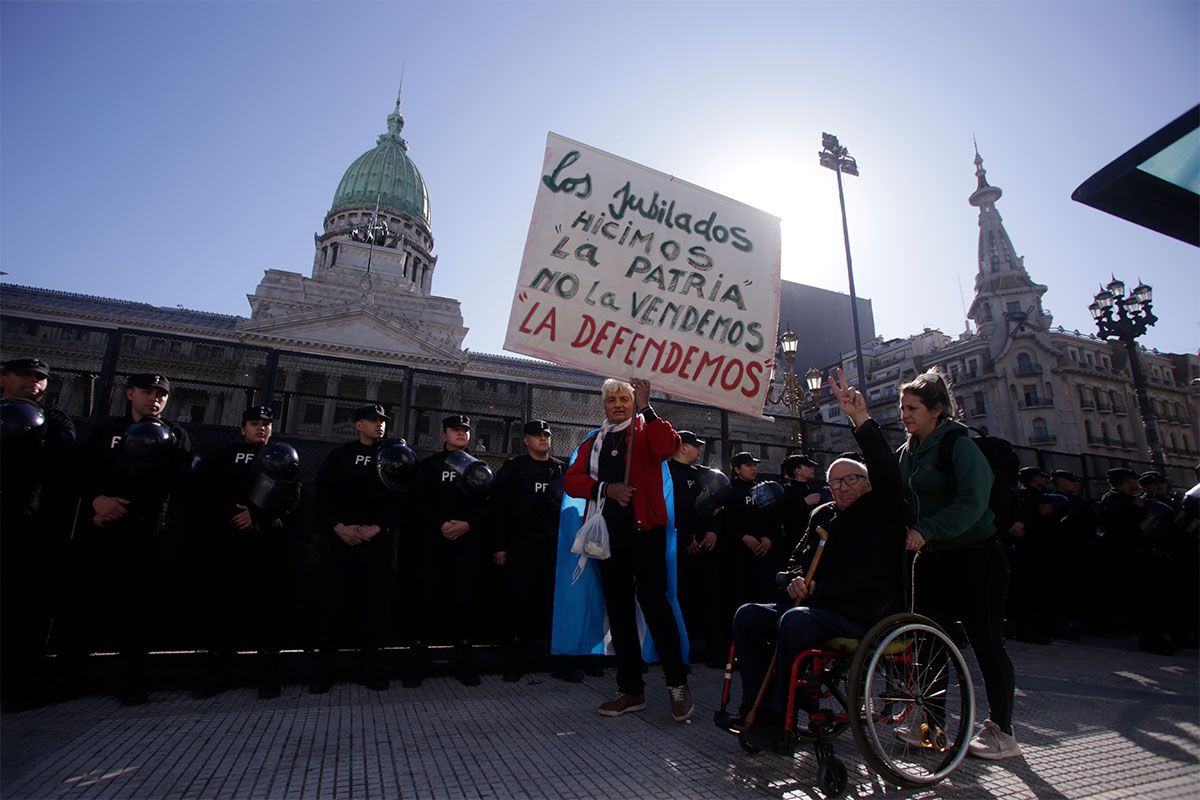 Jubilados, sindicatos y movimientos sociales marchan al Congreso contra el veto de Milei