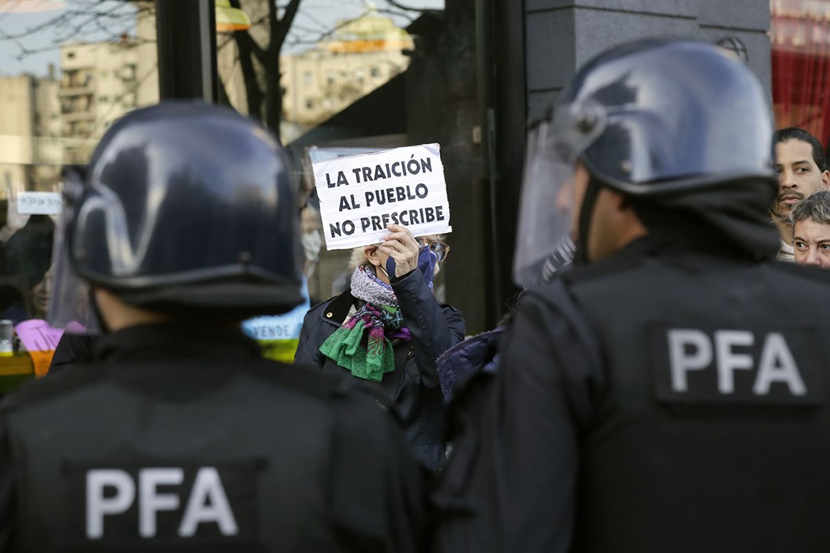 Imágenes de una postal de época: jubilados pidiendo dignidad y recibiendo palos