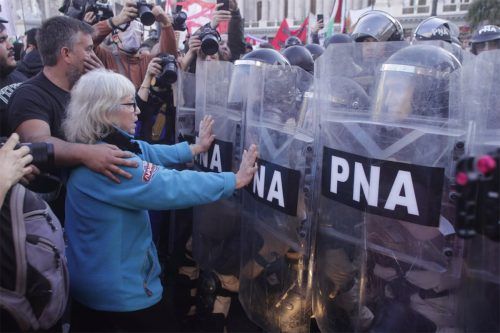 El Gobierno volvió a reprimir a jubilados que protestaban contra el veto de Milei frente al Congreso